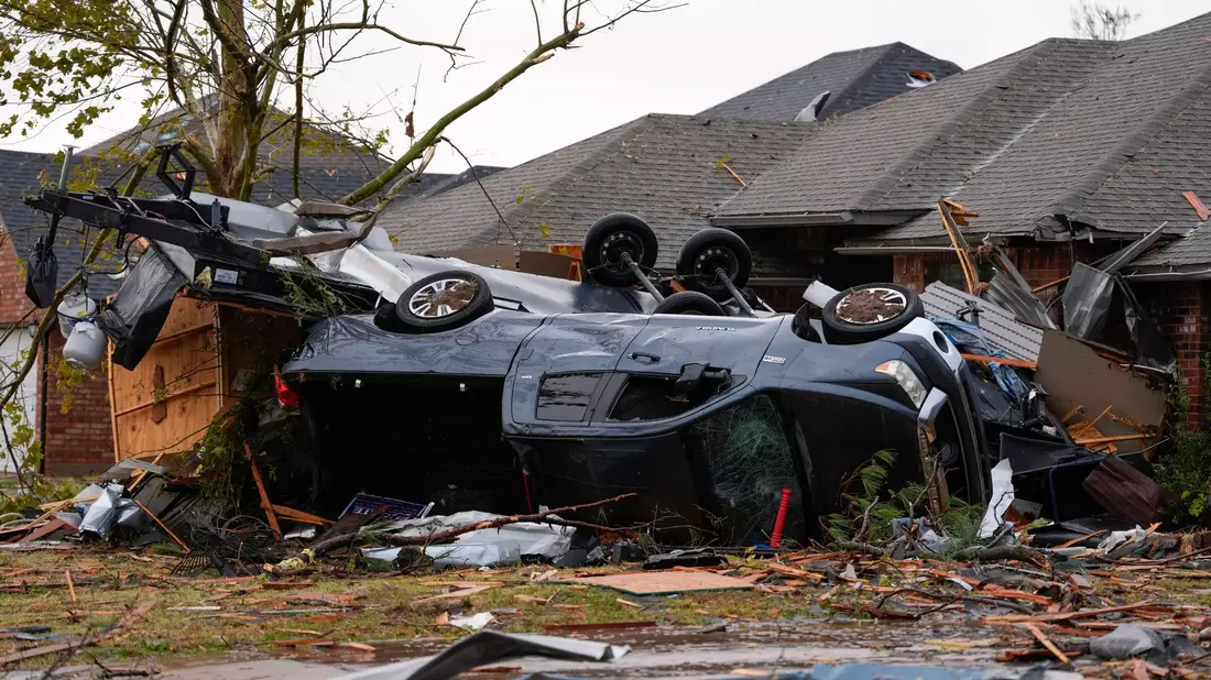 Auch wenn weitere Tornados nicht auszuschließen sind, haben Einsatzkräfte in Oklahoma mit den Aufräumarbeiten begonnen. - Bild: Bryan Terry/The Oklahoman via AP/dpa