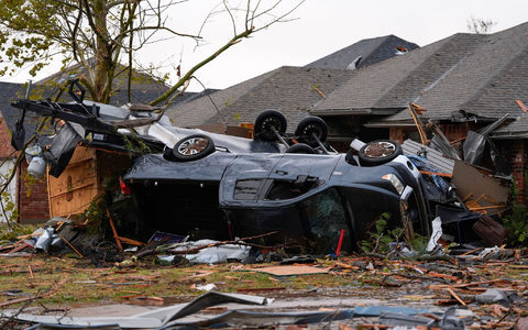 Auch wenn weitere Tornados nicht auszuschließen sind, haben Einsatzkräfte in Oklahoma mit den Aufräumarbeiten begonnen. - Foto: Bryan Terry/The Oklahoman via AP/dpa