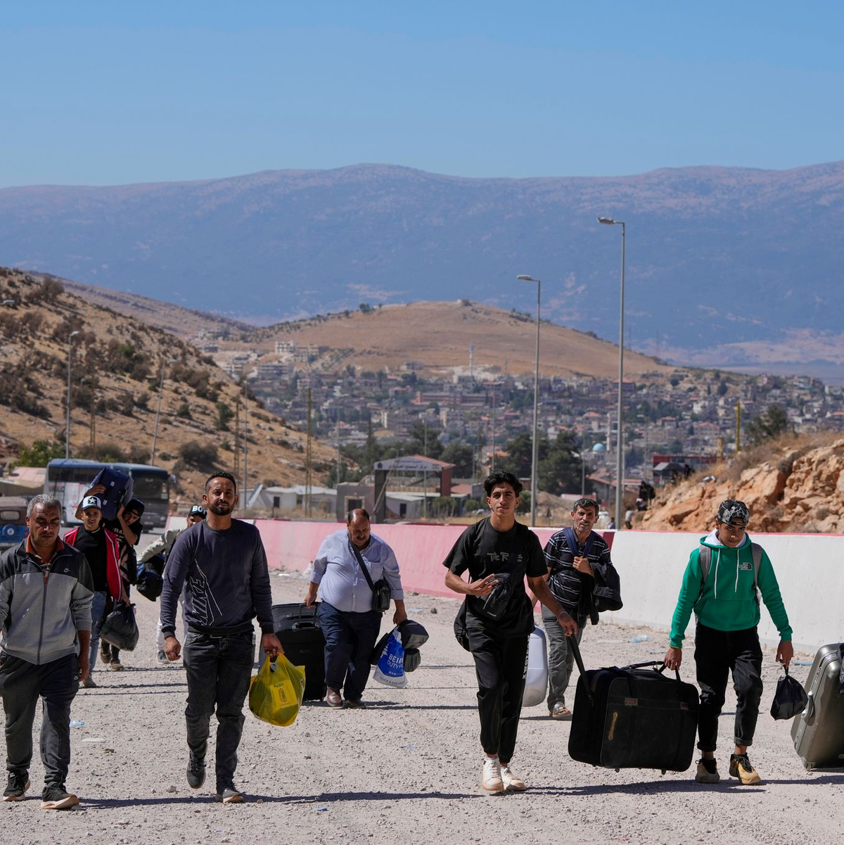 Menschen flüchten vor den Kämpfen im Libanon. (Archiv) - Foto: Hassan Ammar/AP/dpa