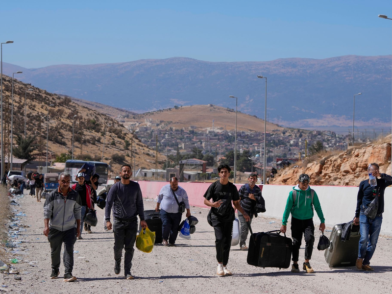 Menschen flüchten vor den Kämpfen im Libanon. (Archiv) - Foto: Hassan Ammar/AP/dpa