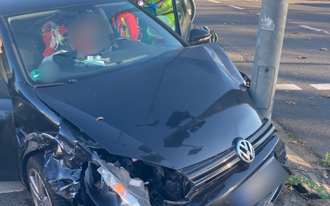 POL-DU: Bergheim: Unfall im Kreuzungsbereich - drei Personen verletzt - Foto: presseportal.de