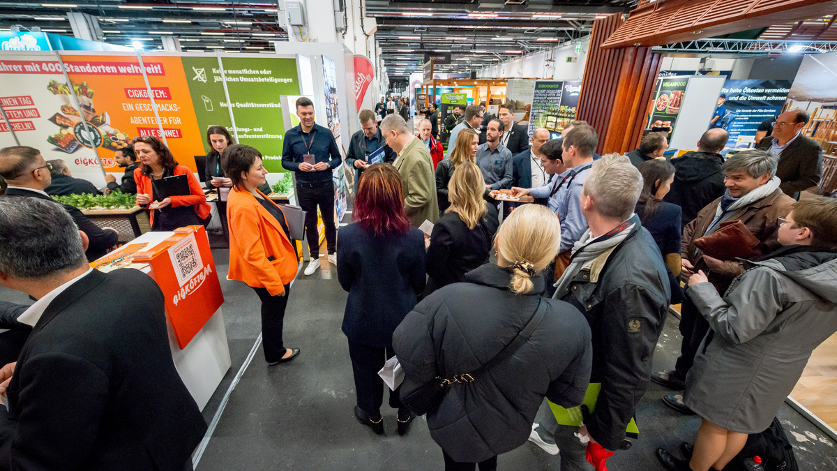Stimmungsbild mit Besuchern - Foto: MFV/FEX23/Die Profifotografen über pressetext.de