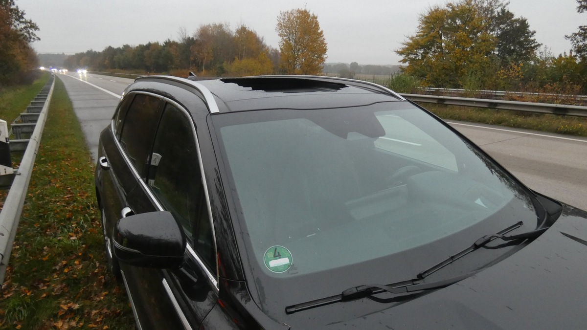 POL-CUX: Glasdach eines Pkw auf der BAB27 zerstört - Zeugen gesucht (Lichtbild in der Anlage) - Foto: presseportal.de
