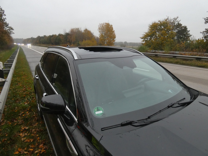 POL-CUX: Glasdach eines Pkw auf der BAB27 zerstört - Zeugen gesucht (Lichtbild in der Anlage) - Foto: presseportal.de