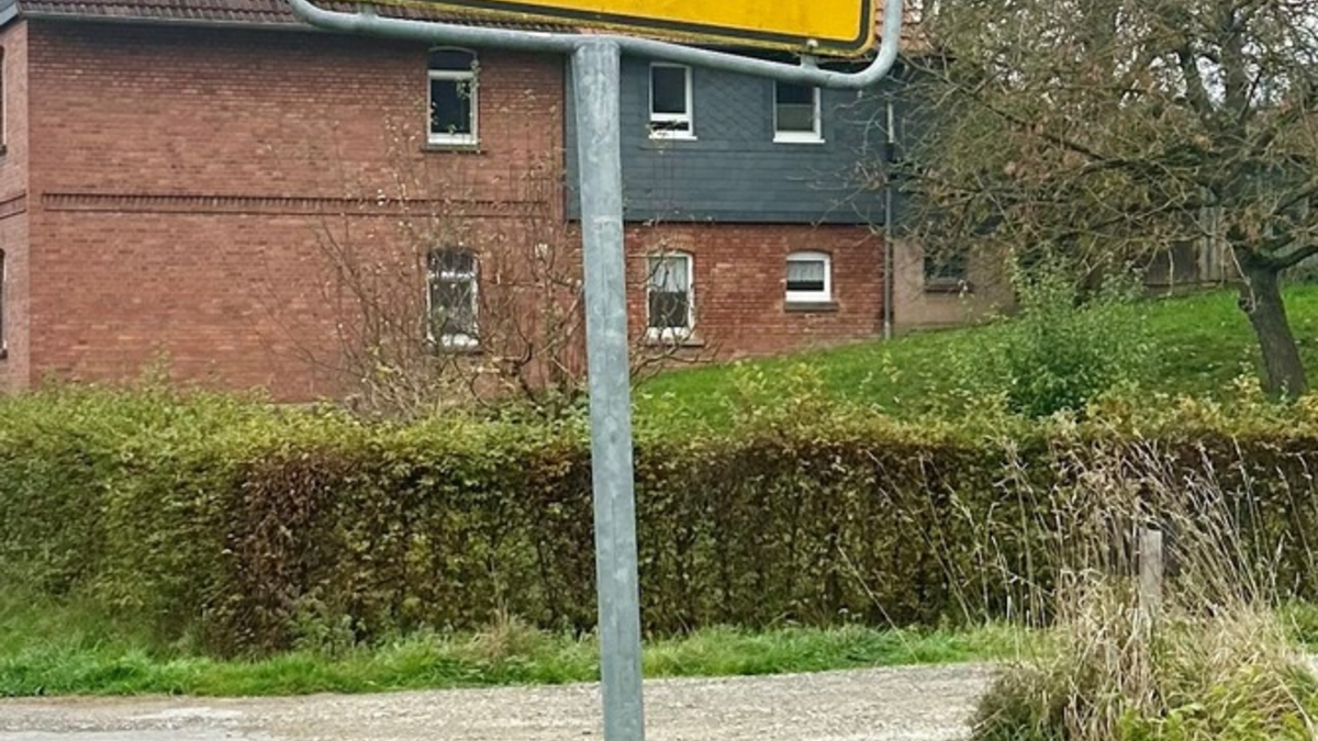 POL-GÖ: (420/2024) Abgesägt und mitgenommen - Unbekannte stehlen Ortstafel von Reiffenhausen - Foto: presseportal.de