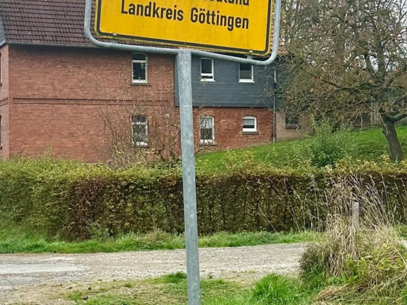 POL-GÖ: (420/2024) Abgesägt und mitgenommen - Unbekannte stehlen Ortstafel von Reiffenhausen - Foto: presseportal.de