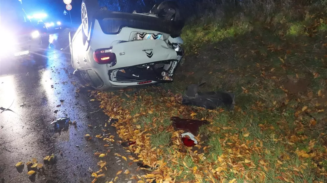 POL-HX: Geparktes Auto landet auf dem Dach / Nachtrag zu: Verkehrsunfall mit leicht Verletztem - Bild: presseportal.de