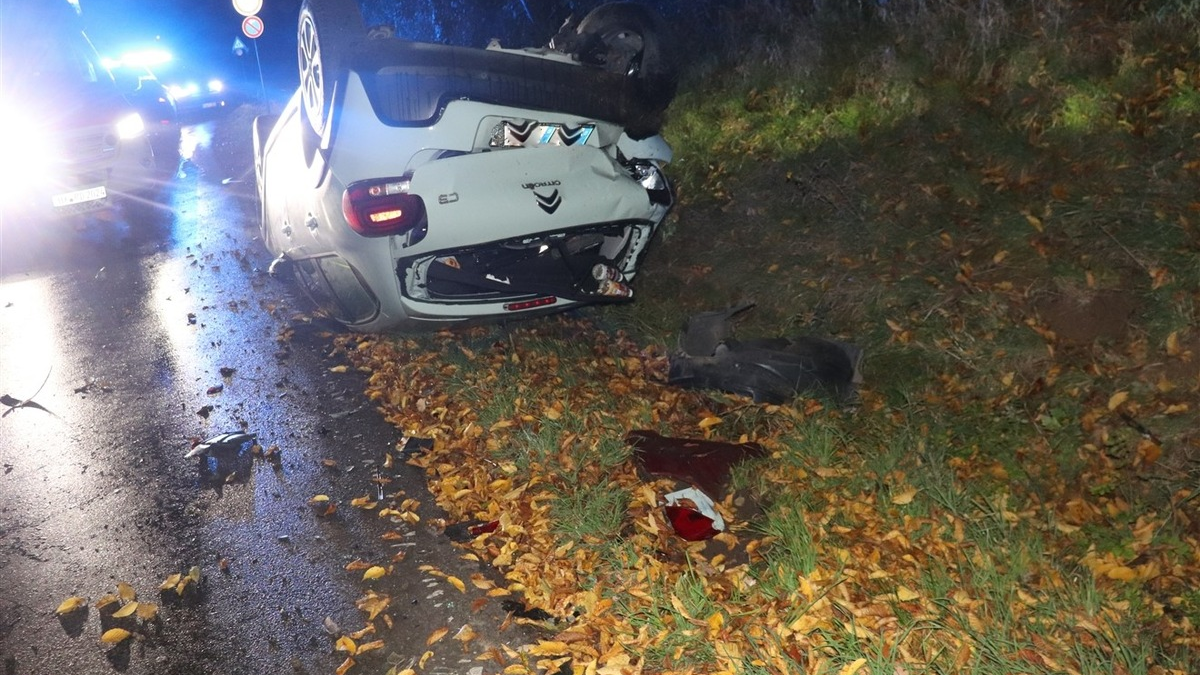 POL-HX: Geparktes Auto landet auf dem Dach / Nachtrag zu: Verkehrsunfall mit leicht Verletztem - Foto: presseportal.de