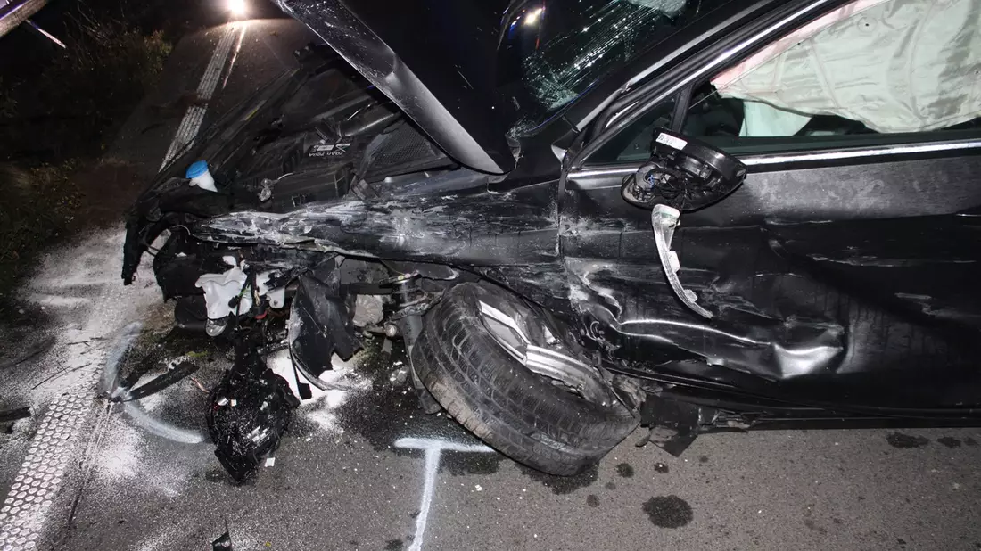 POL-DN: 21-Jährige bei Unfall schwerverletzt - Mitfahrer flüchten - Bild: presseportal.de