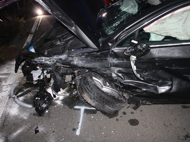 POL-DN: 21-Jährige bei Unfall schwerverletzt - Mitfahrer flüchten - Foto: presseportal.de