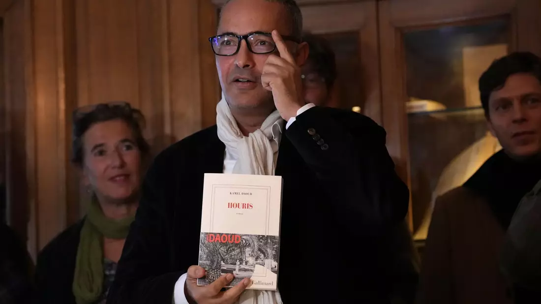 Kamel Daoud steht Reportern Rede und Antwort, nachdem er den Prix Goncourt erhalten hat. - Bild: Aurelien Morissard/AP/dpa