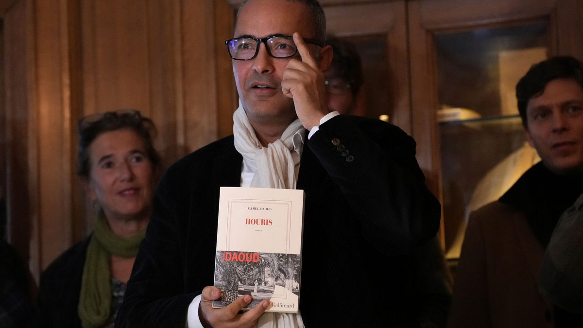 Kamel Daoud steht Reportern Rede und Antwort, nachdem er den Prix Goncourt erhalten hat. - Foto: Aurelien Morissard/AP/dpa