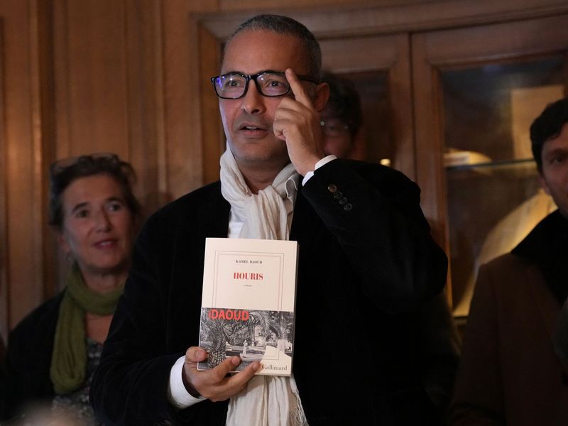 Kamel Daoud steht Reportern Rede und Antwort, nachdem er den Prix Goncourt erhalten hat. - Foto: Aurelien Morissard/AP/dpa