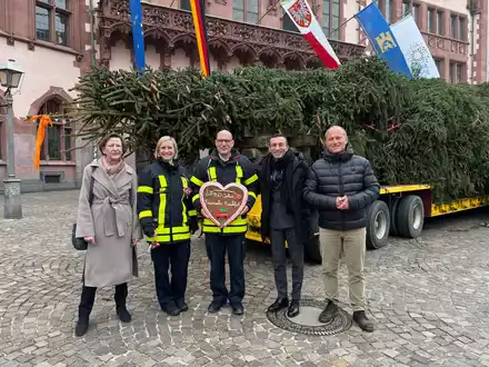 FW-F: Feuerwehr-Weihnachtsbaum Florian auf dem Römerberg - Foto: presseportal.de