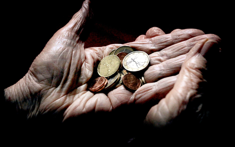 Die Gruppe der Armen ist der Studie zufolge größer und im Verhältnis zur gesellschaftlichen Mitte noch ärmer geworden. (Symbolbild) - Foto: Karl-Josef Hildenbrand/dpa
