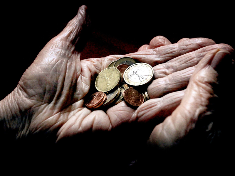 Die Gruppe der Armen ist der Studie zufolge größer und im Verhältnis zur gesellschaftlichen Mitte noch ärmer geworden. (Symbolbild) - Foto: Karl-Josef Hildenbrand/dpa