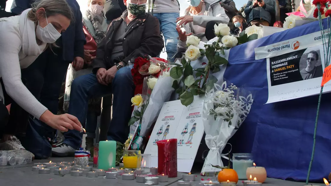Der barbarische Mord an dem Lehrer Samuel Paty sorgte in Frankreich für Entsetzen (Archivbild). - Bild: Michel Euler/AP/dpa