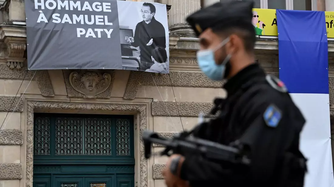 Nach dem Mord an Samuel Paty beklagten Lehrerinnen und Lehrer in Frankreich sich über unzureichenden Schutz gegen Bedrohungen (Archivbild). - Bild: Pascal Guyot/AFP/dpa
