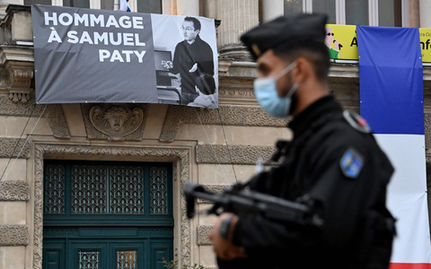Nach dem Mord an Samuel Paty beklagten Lehrerinnen und Lehrer in Frankreich sich über unzureichenden Schutz gegen Bedrohungen (Archivbild). - Foto: Pascal Guyot/AFP/dpa