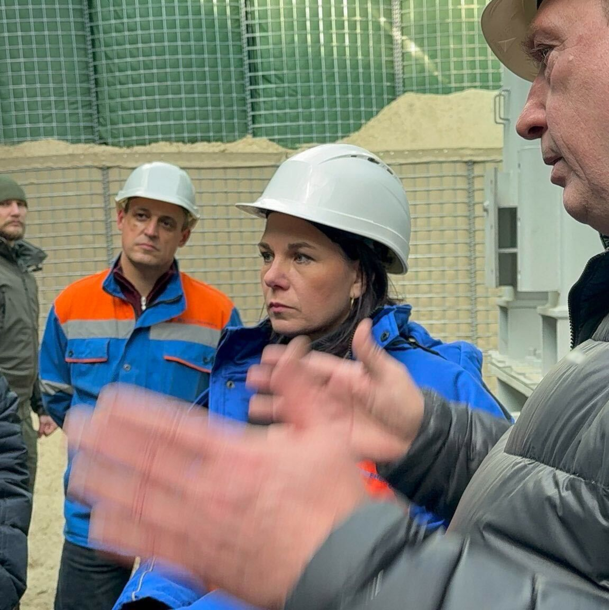 Der ukrainische Außenminister Andrij Sybiha dankte seiner deutschen Kollegin Annalena Baerbock für die Hilfe im Abwehrkampf gegen Russlands Angriffskrieg. - Foto: Jörg Blank/dpa