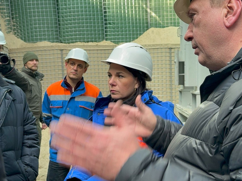 Der ukrainische Außenminister Andrij Sybiha dankte seiner deutschen Kollegin Annalena Baerbock für die Hilfe im Abwehrkampf gegen Russlands Angriffskrieg. - Foto: Jörg Blank/dpa