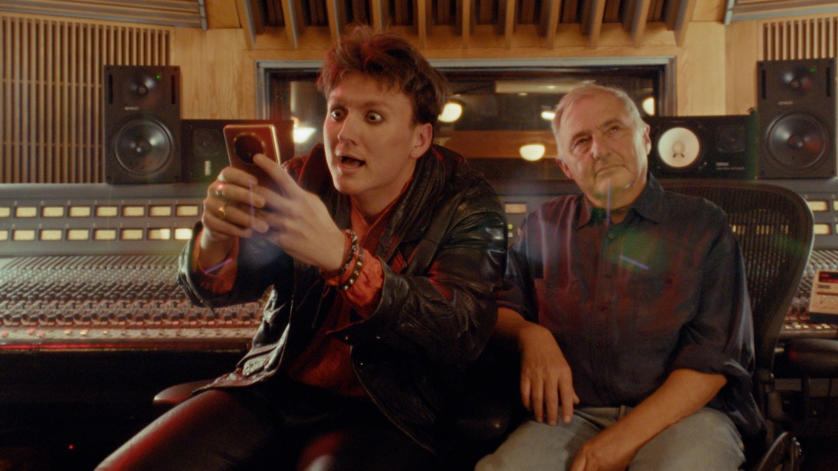 HONOR kreiert eigenen Song und vertont das Drama eines leeren Smartphone-Akkus / Deutschen Smartphone-Nutzern ist ein zuverlässiger Geräte-Akku enorm wichtig / HONOR greift dieses Thema kreativ auf - Foto: presseportal.de