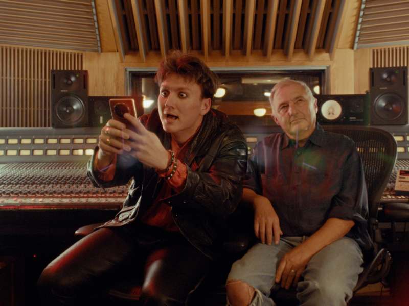 HONOR kreiert eigenen Song und vertont das Drama eines leeren Smartphone-Akkus / Deutschen Smartphone-Nutzern ist ein zuverlässiger Geräte-Akku enorm wichtig / HONOR greift dieses Thema kreativ auf - Foto: presseportal.de