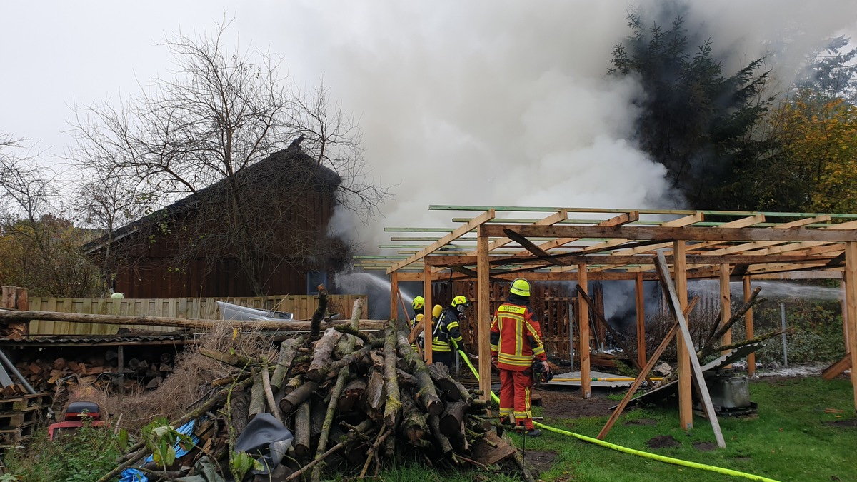 FW-RD: Wohnhaus- und Carportbrand in Timmaspe (Kreis Rendsburg-Eckernförde) - Foto: presseportal.de
