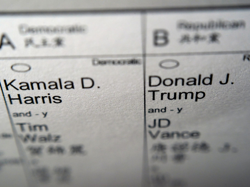 Bei der US-Wahl treten die Demokratin Kamala Harris und der Republikaner Donald Trump gegeneinander an. (Archivbild)  - Foto: Patrick Sison/AP