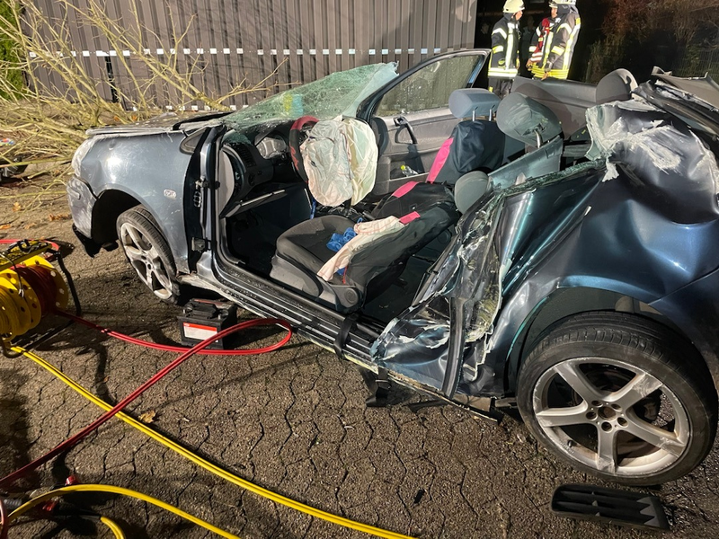 POL-STD: Zwei junge Autoinsassen im Alter von 19- und 23-Jahren bei Verkehrsunfall in Harsefeld tödlich verunglückt - Foto: presseportal.de