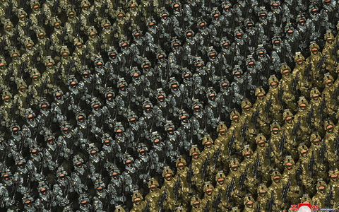 Seit Tagen warnt Kiew vor dem Eingreifen nordkoreanischer Soldaten aufseiten Russlands. (Symbolbild) - Foto: Uncredited/KCNA via KNS/AP Seit Tagen warnt Kiew vor dem Eingreifen nordkoreanischer Soldaten aufseiten Russlands. (Symbolbild) - Foto: Uncredited/KCNA via KNS/AP