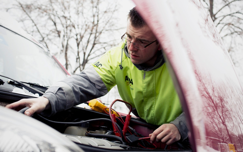 Volle Batterien können Pannen vermeiden / Regelmäßige Batteriepflege ist entscheidend / Worauf es bei Batterieladegeräten ankommt - Foto: presseportal.de