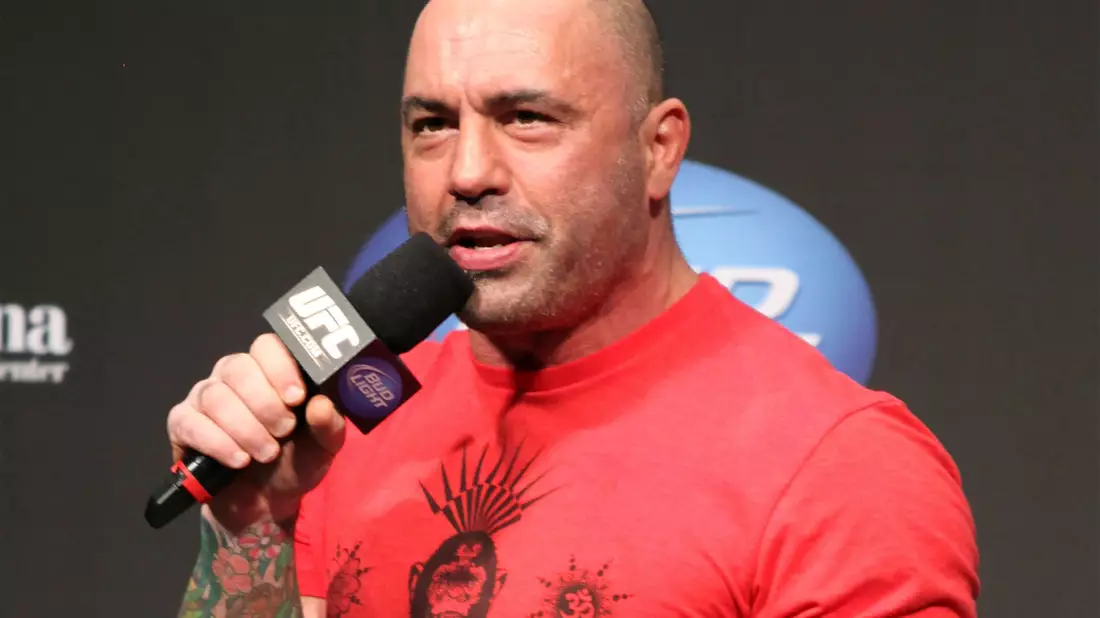 Joe Rogan hat Millionen Fans in den US. (Archivbild) - Bild: Gregory Payan/AP/dpa