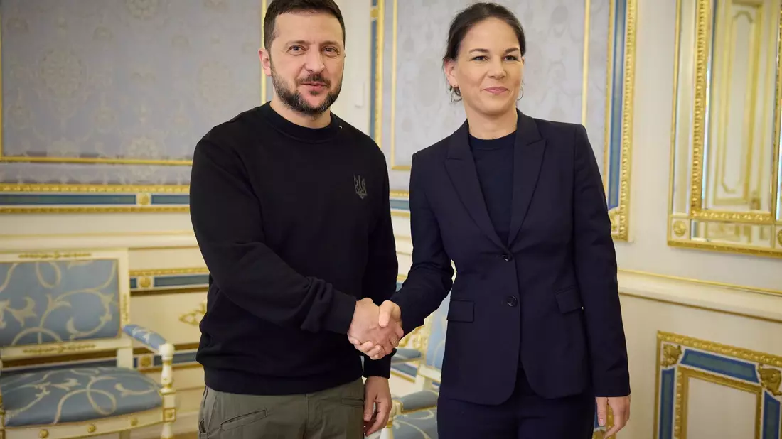 Der ukrainische Präsident Wolodymyr Selenskyj und Bundesaußenministerin Annalena Baerbock (Grüne) haben sich schon mehrfach getroffen in Kiew, um über deutsche Hilfen im Kampf gegen Russlands Angriffskrieg zu sprechen. (Archivbild) - Bild: Ukrainian Presidential Press Office/dpa