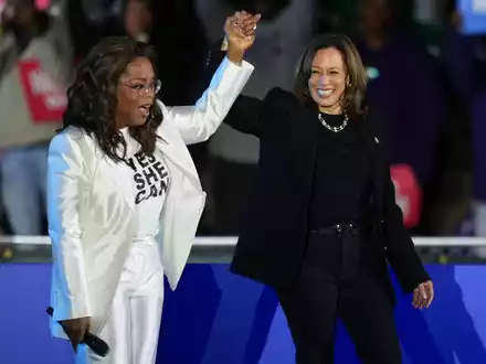 Oprah Winfrey ist ein Superstar in den USA - und unterstützt Kamala Harris. (Archivbild) - Foto: Matt Slocum/AP/dpa