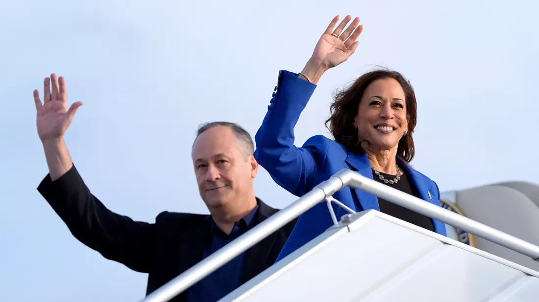 Oft neben der demokratischen US-Präsidentschaftskandidatin Kamala Harris: Ihr Ehemann Doug Emhoff, der seit 2021 der erste Second Gentleman des Landes ist. (Archivbild) - Bild: Julia Nikhinson/AP/dpa