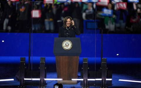 «Heute Abend beenden wir es so, wie wir es begonnen haben, mit Optimismus, mit Energie und mit Freude», sagt Harris.   - Foto: Matt Slocum/AP/dpa