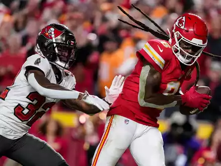 DeAndre Hopkins spielte seine erst zweite Partie für die Chiefs und verbuchte beeindruckende zwei Touchdowns.  - Foto: Ed Zurga/AP/dpa