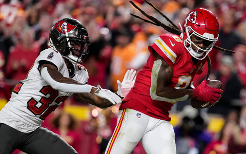 DeAndre Hopkins spielte seine erst zweite Partie fĂŒr die Chiefs und verbuchte beeindruckende zwei Touchdowns. - Foto: Ed Zurga/AP/dpa DeAndre Hopkins spielte seine erst zweite Partie fĂŒr die Chiefs und verbuchte beeindruckende zwei Touchdowns. - Foto: Ed Zurga/AP/dpa