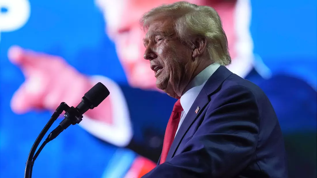 Trump fordert seine Wähler auf: Bleibt in der Schlange! (Archivbild) - Bild: Evan Vucci/AP/dpa