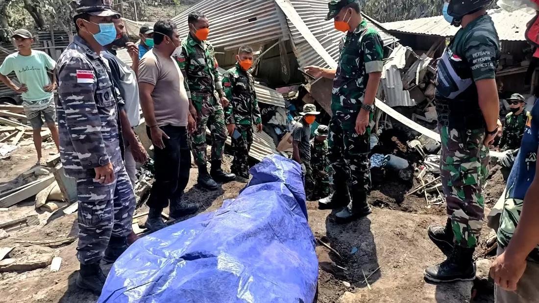 Die Opfer waren von ihren brennenden Häusern begraben worden. - Bild: Puspen TNI/XinHua/dpa