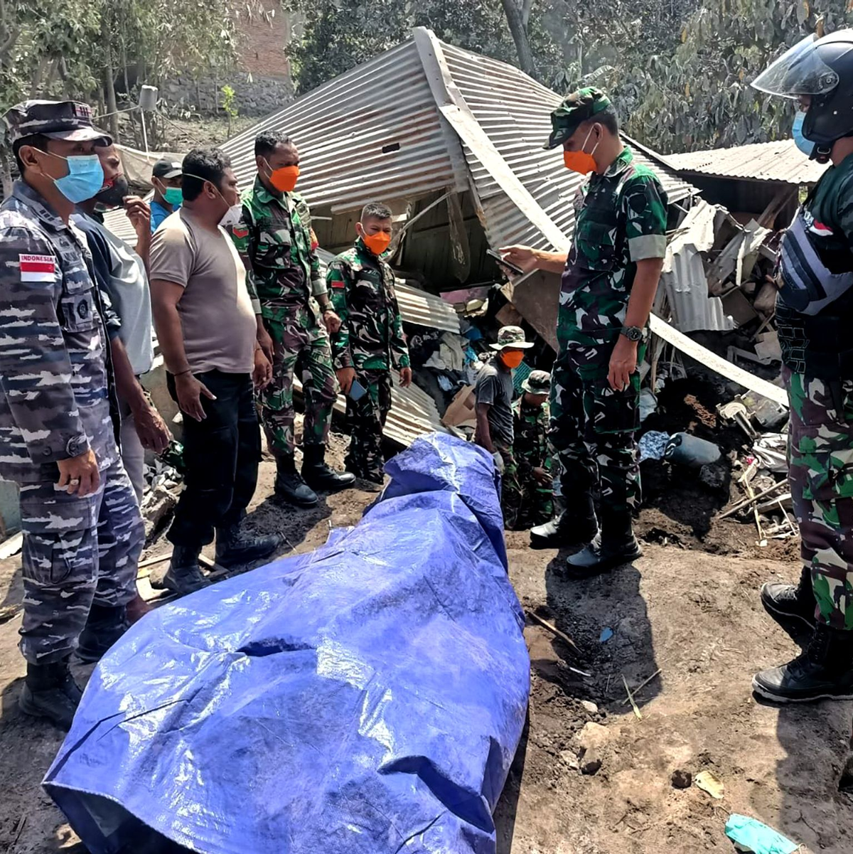 Die Opfer waren von ihren brennenden Häusern begraben worden. - Foto: Puspen TNI/XinHua/dpa