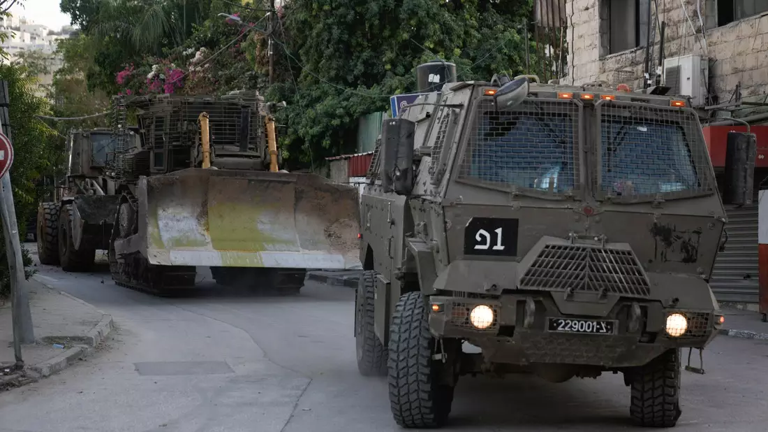 Konvoi israelischer Bulldozer fährt während einer Razzia der Armee im Westjordanland durch die Straßen (Archivbild) - Bild: Majdi Mohammed/AP/dpa