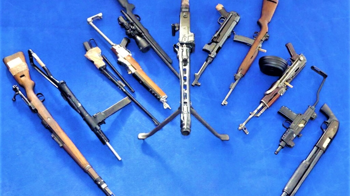 ZOLL-M: Rentner hortet Schuss-, Kriegs-, Hieb- bzw. Stichwaffen sowie Munition und kiloweise Schwarzpulver. - Foto: presseportal.de