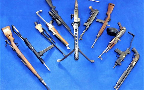 ZOLL-M: Rentner hortet Schuss-, Kriegs-, Hieb- bzw. Stichwaffen sowie Munition und kiloweise Schwarzpulver. - Foto: presseportal.de ZOLL-M: Rentner hortet Schuss-, Kriegs-, Hieb- bzw. Stichwaffen sowie Munition und kiloweise Schwarzpulver. - Foto: presseportal.de