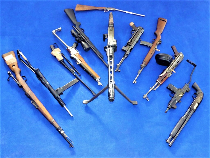 ZOLL-M: Rentner hortet Schuss-, Kriegs-, Hieb- bzw. Stichwaffen sowie Munition und kiloweise Schwarzpulver. - Foto: presseportal.de