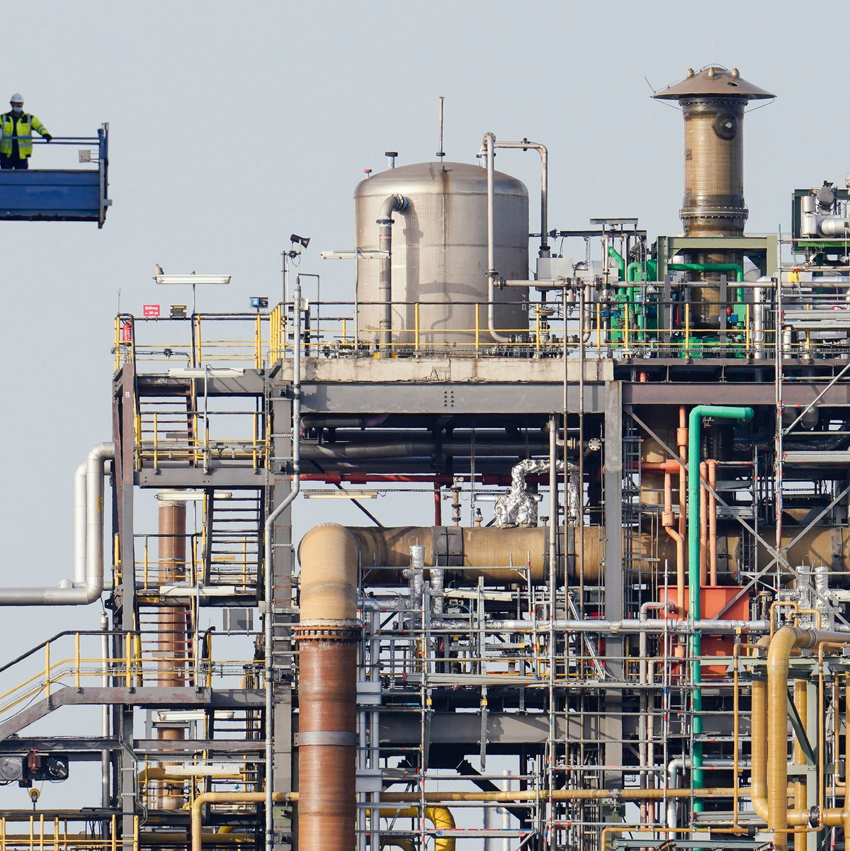  Die deutsche Chemieindustrie erwartet nur ein leichtes Produktionsplus 2025 (Archivbild) - Foto: Uwe Anspach/dpa