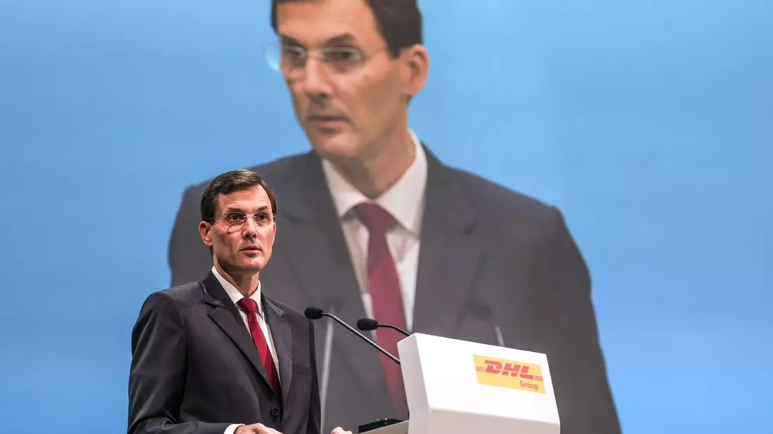 Für den Chef des Post-Konzerns DHL, Tobias Meyer, ist der Porto-Vorschlag der Bundesnetzagentur zu gering. (Archivbild) - Bild: Oliver Berg/dpa
