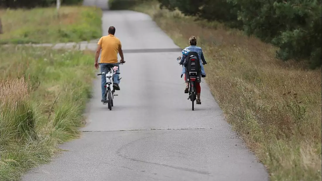 Mann und Frau auf Fahrrad (Archiv) - Bild: über dts Nachrichtenagentur