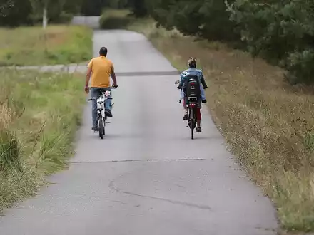 Mann und Frau auf Fahrrad (Archiv) - Foto: über dts Nachrichtenagentur